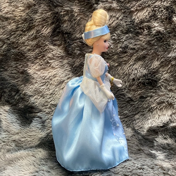 Porcelain Princess Cinderella - Picture 11 of 16